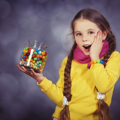 Devojčica ukrala čekove i dala 2.600 evra za slatkiše