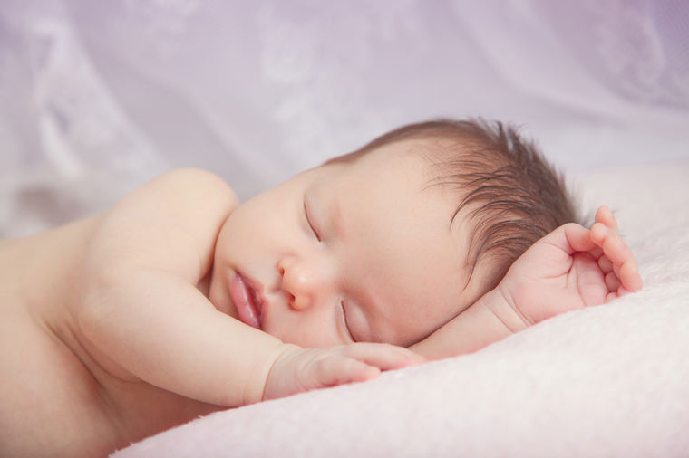 Bebi se žurilo: Trudnica se porodila u snu!