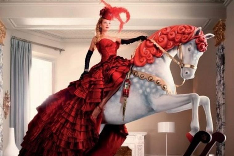 Versaće lepotica na konju: Uma Turman zaustavlja dah (FOTO)