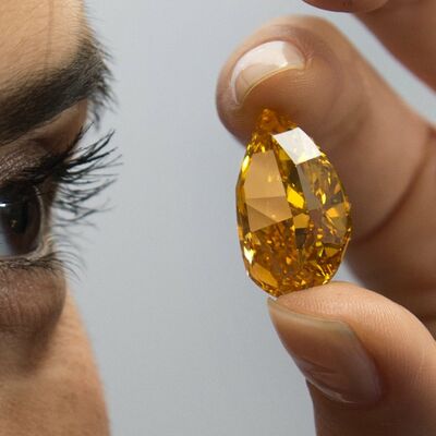 Narandžasti dijamant prodat za rekordnih 31,5 miliona dolara (FOTO)