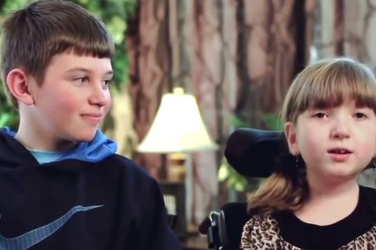 Mali heroj: Ljubav brata prema bolesnoj sestri (VIDEO)