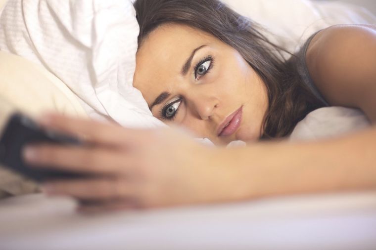 Proveravate mobilni pre spavanja? Evo šta time radite svom mozgu!