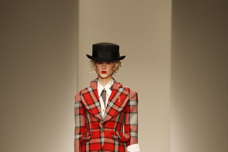 Veliki šeširi i izgužvane suknje: Vivijen Vestvud na Nedelji mode u Londonu (FOTO)