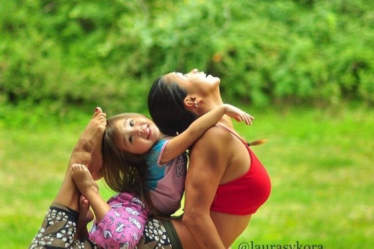 Porodično vežbanje: Mama i kćerka u joga vratolomijama (FOTO)