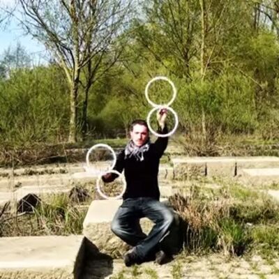 Oduševiće vas: Iluzionista koji pravi čuda pomoću samo 4 kruga! (VIDEO)