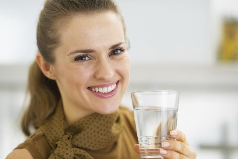 Kako da začinite čašu vode ukusnim i zdravim dodacima!
