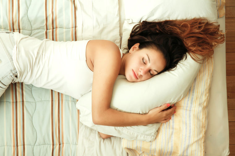 Spavanje na levom boku je najbolje što možete da uradite za sebe: Evo zašto!