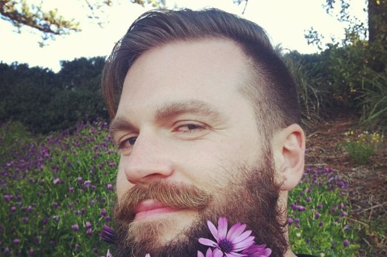 Ruganje ili trend: Muškarci sa cvećem u bradama preplavili internet! (FOTO)