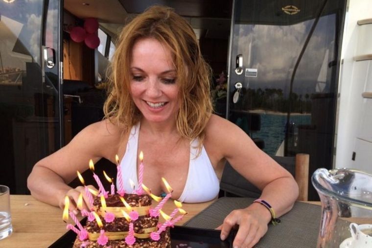 Geri Halivel proslavila 42. rođendan: Bivša Spajsica duvala svećice u belom bikiniju! (FOTO)