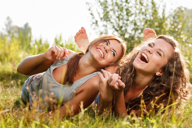 Najbolji prirodni lek za mnoga stanja: 8 razloga zašto treba odmah da se nasmejete!