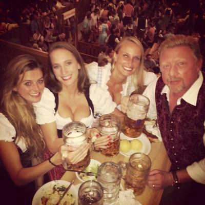 Boris Beker, pivo i bujne lepotice: Ovako se poznati trener provodi na Oktoberfestu! (FOTO)
