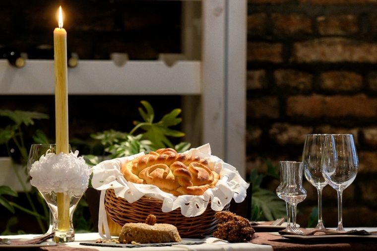 Slava nije samo hrana i piće: Da li je dozvoljeno slaviti u kafani?