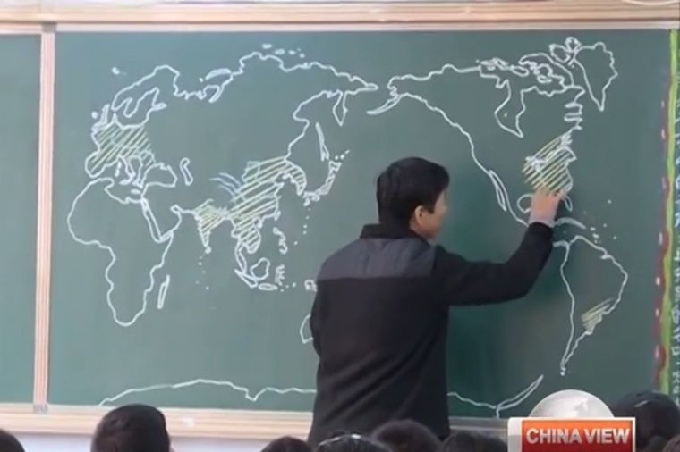 Put oko sveta pravo iz škole: Profesor počinje svaki čas crtanjem precizne mape Zemlje! (VIDEO)