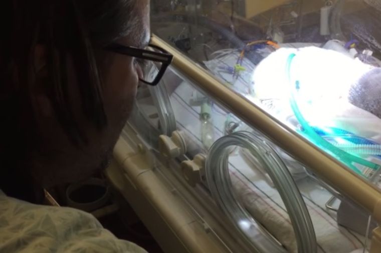Rasplakaće vas: Žena (30) preminula tokom porođaja, a onda je usledila još veća tragedija (VIDEO)