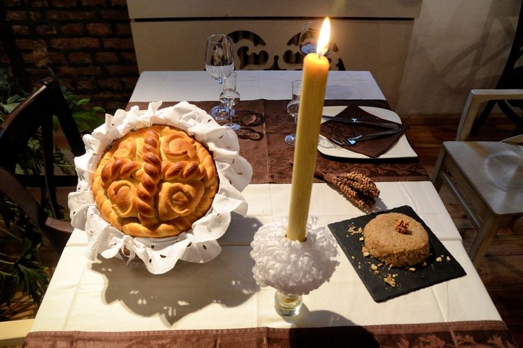 Glavna zvezda slavske trpeze: Napravite i ukrasite slavski kolač prema starom receptu! (FOTO)