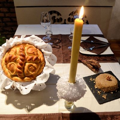 Glavna zvezda slavske trpeze: Napravite i ukrasite slavski kolač prema starom receptu! (FOTO)