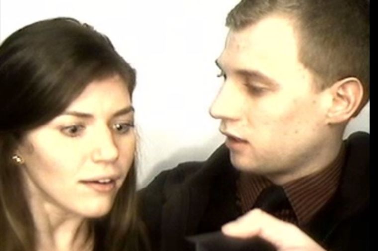 Sjajna prosidba u 4 fotografije: Dečko zaprosio devojku u foto automatu (VIDEO)