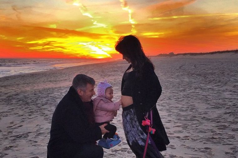 Alek Boldvin u 57. godini čeka treće dete: Supruga Hilarija trudnoću objavila fotografijom! (FOTO)