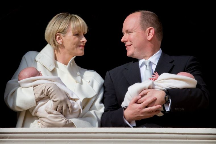 Princeza Šarlin i princ Albert sa bebama pozdravili građane: Naslednici prvi put u javnosti! (FOTO)