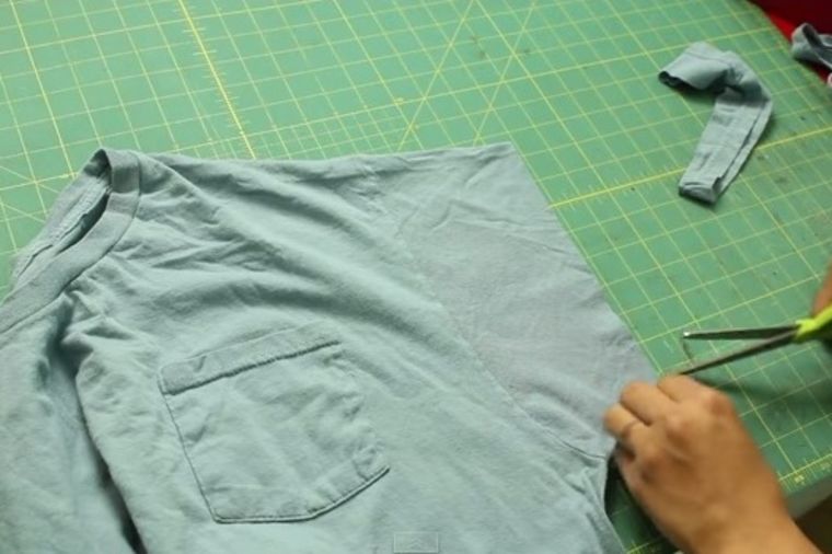 Trik od 10 minuta: Napravite sjajnu torbu od stare majice! (VIDEO)