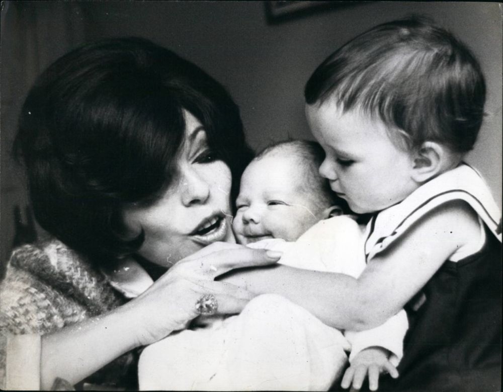 Džoan sa ćerkom Tarom i sinom Aleksandrom