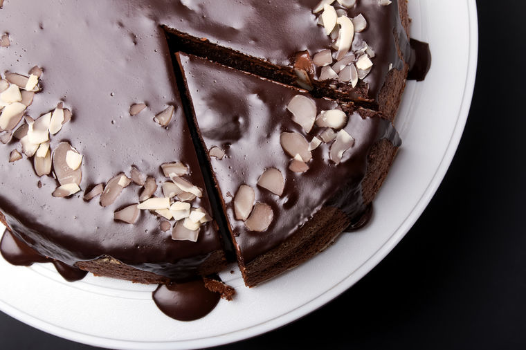 Torta Elizabet Tejlor: Čokoladni san koji će zadovoljiti svačiji ukus!