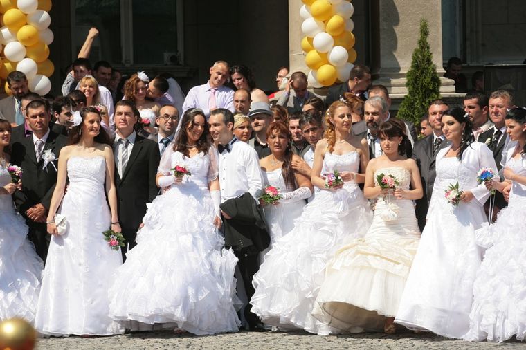 Svadba za maštanje: Tradicionalno kolektivno venčanje 17. maja ispred Skupštine grada
