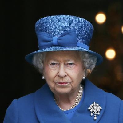 Skandal trese Veliku Britaniju: Kraljica Elizabeta u stavu nacističkog pozdrava! (FOTO, VIDEO)