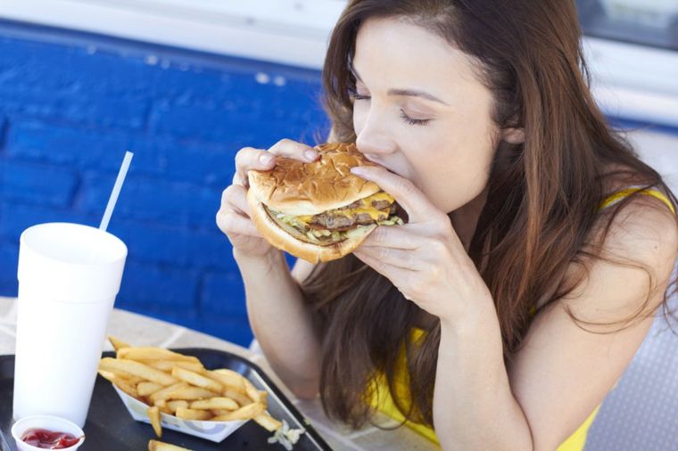 Nakon samo jednog hamburgera: Evo šta se dešava u vašem telu!