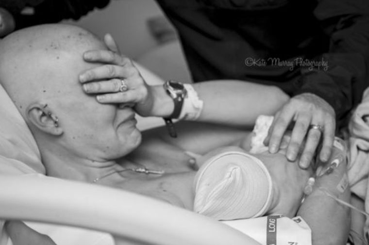 Fotografija koja je ganula svet: Majka obolela od kancera po prvi put doji sina! (FOTO)