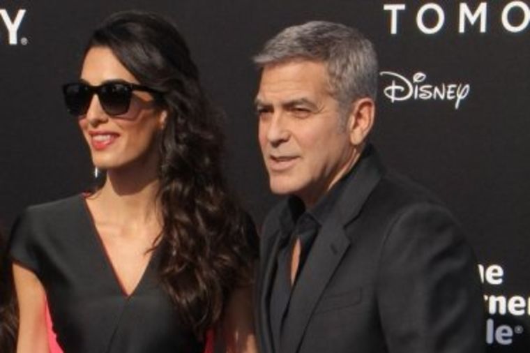 Prefinjena i seksi: Amal Kluni skratila suknju! (FOTO)