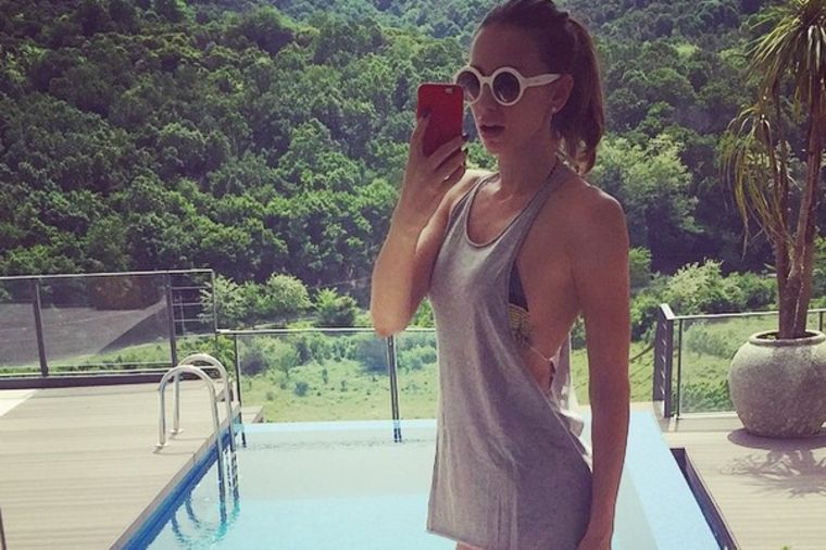 Emina Jahović otvorila sezonu kupanja: Uživancija na luksuznoj terasi! (FOTO)