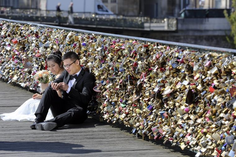 Zbogom zaključavanju ljubavi: Nema više katanaca na čuvenom pariskom mostu!