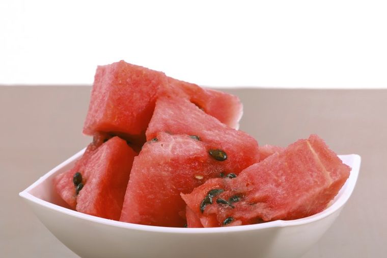 Nećete verovati da je uopšte moguće: Isecite celu lubenicu za 30 sekundi! (VIDEO)
