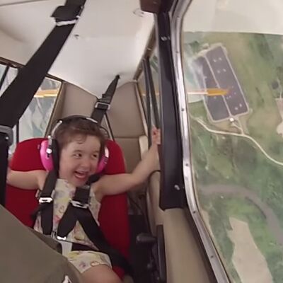 Smeh do suza: Kad ćerkica krene sa tatom pilotom na njegov posao! (VIDEO)