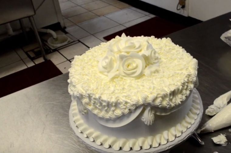 Svadbena torta gotova za 3 minuta: Umeće koje će vas oduševiti! (VIDEO)