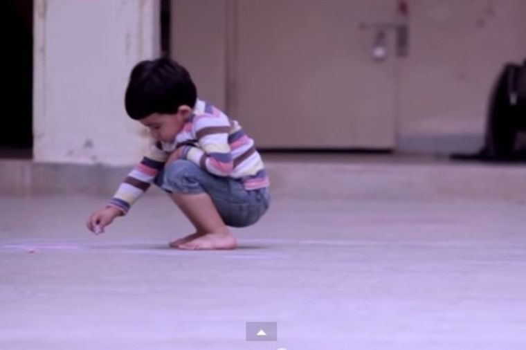 Život bez majke: Crtež ovog dečaka ostaviće vas u suzama! (VIDEO)
