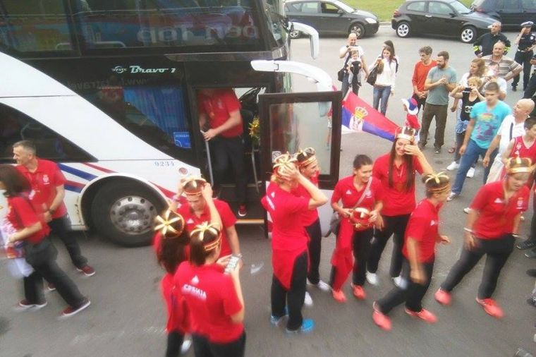Srbija dočekala zlatne košarkašice: Ovako se slavilo ispred Skupštine! (FOTO, VIDEO)