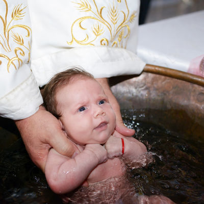 Kako crkva nalaže: Evo zašto treba krstiti decu što pre!