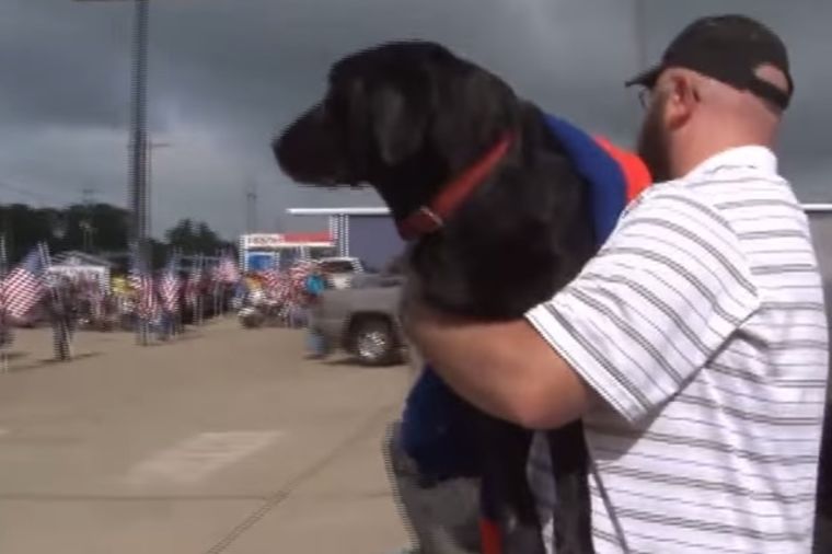 Poslednji oproštaj vernog partnera: Svi su plakali za ovim psom! (VIDEO)