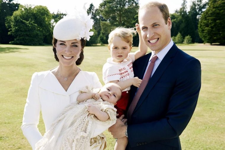 Prve zvanične fotografije princeze Šarlot: Mala dama okupila kraljevsku porodicu! (FOTO)