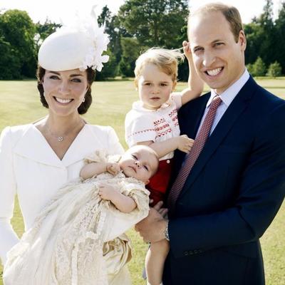 Prve zvanične fotografije princeze Šarlot: Mala dama okupila kraljevsku porodicu! (FOTO)