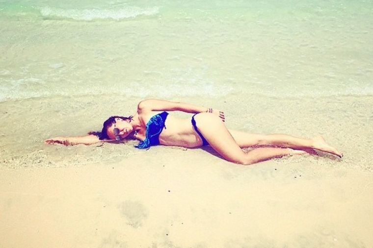 Zgodna teniserka na plaži: Jelena Janković pokazala prelepo telo u kupaćem! (FOTO)