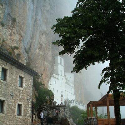 Šta obući i kako se ponašati u poseti manastiru Ostrog: Mesto koje zrači mirom!