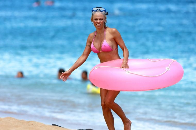 Ranije se operisala, sad se peče: Pamela Anderson radi užasnu stvar! (FOTO)