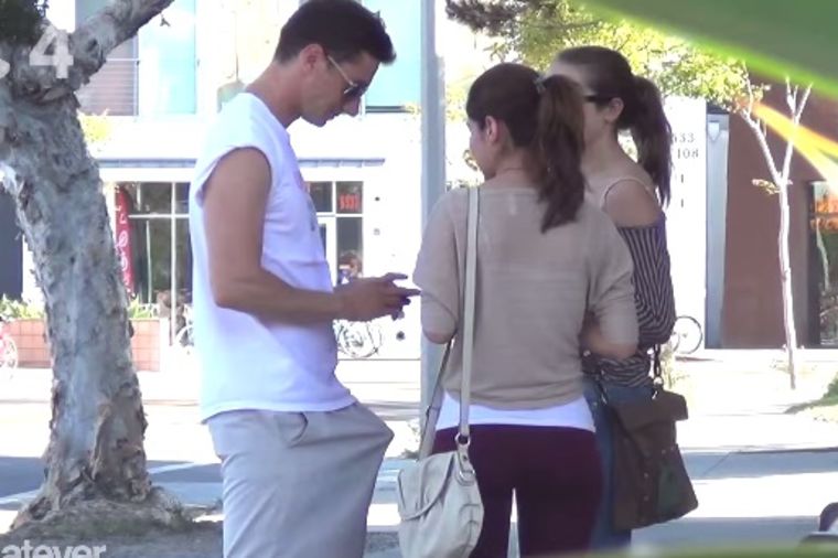 Kad vam priđe muškarac sa erekcijom i zatraži broj: Urnebesne reakcije devojaka! (VIDEO)