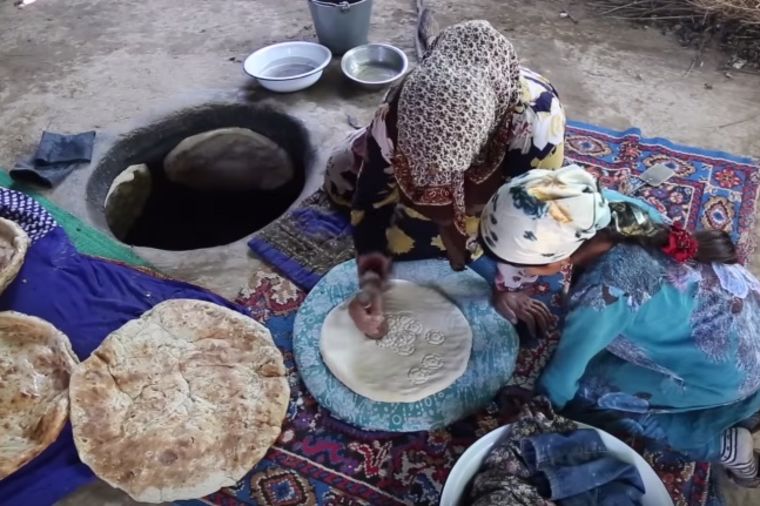 Fantastična umetnost pravljenja hleba: Ovako to rade bake u Tadžikistanu! (VIDEO)