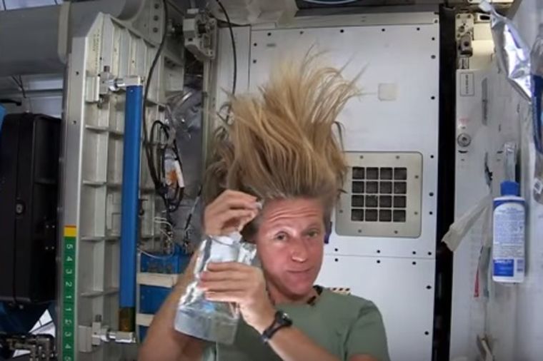 Ovako se pere kosa u svemiru: Video koji će vas oduševiti! (VIDEO)