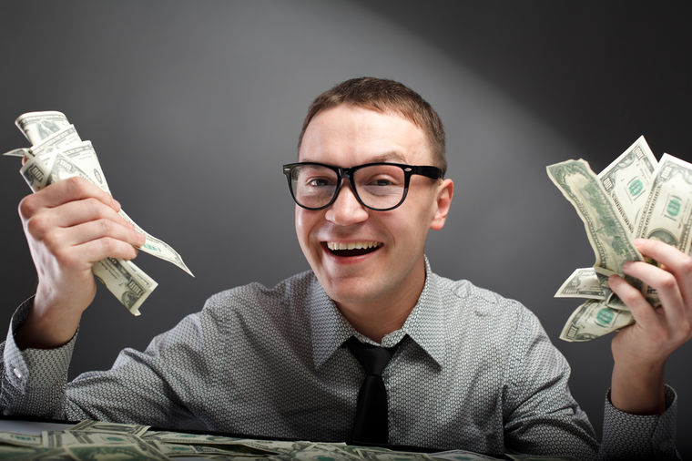 Laka zarada: Od papira i magične tečnosti pravili novčanice od 100 dolara!