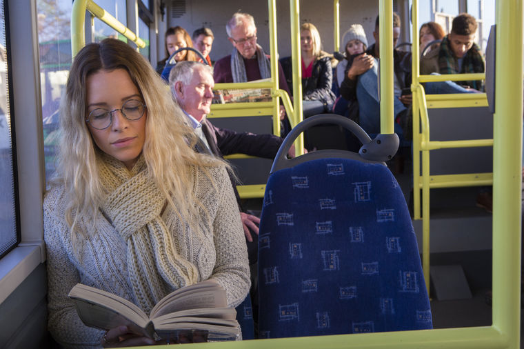 Genijalan potez: Putnici koji čitaju knjigu ne plaćaju gradski prevoz!